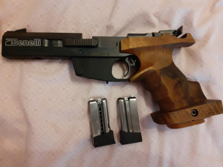 Vendo pistola del 22 Benelli MP 95 con cacha zurdo talla M marca NILL junto 2 cargadores y 2 contrapesos.La 111