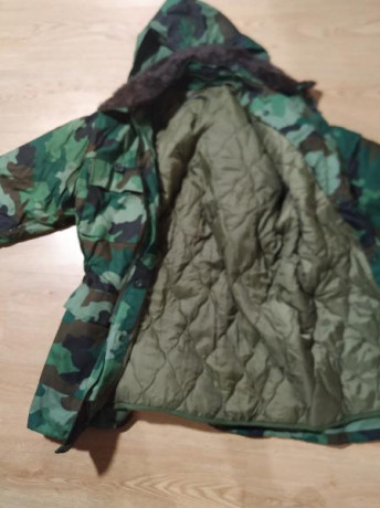 Vendo este chaqueton del ejercito Serbio nuevo a estrenar, tiene cuatro bolsillos en el frente , uno en 02