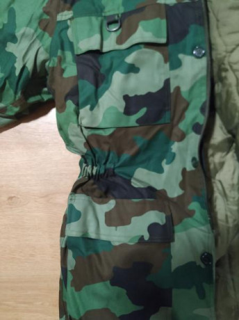 Vendo este chaqueton del ejercito Serbio nuevo a estrenar, tiene cuatro bolsillos en el frente , uno en 01