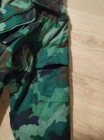 Vendo este chaqueton del ejercito Serbio nuevo a estrenar, tiene cuatro bolsillos en el frente , uno en 00