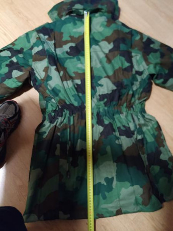 Vendo este chaqueton del ejercito Serbio nuevo a estrenar, tiene cuatro bolsillos en el frente , uno en 21