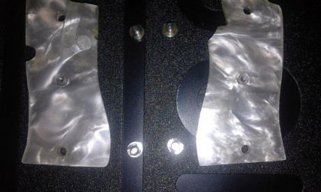 Cachas para pistola Star DKL, en nacar con botones damasquinados en oro, con juego de tornillos niquelados, 00