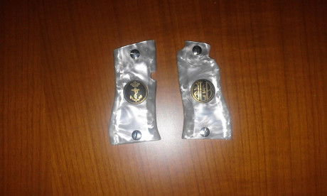 Cachas para pistola Star DKL, en nacar con botones damasquinados en oro, con juego de tornillos niquelados, 10
