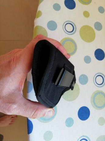 Vendo funda para pistola. Totalmente versátil: vale para cualquier tamaño y modelo de pistola; y se puede 00