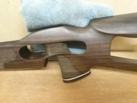 En madera de palisandro, alta calidad y acabados, ajusta perfectamente en la Steyr indicada.
Culatin de 01