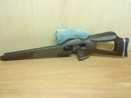 En madera de palisandro, alta calidad y acabados, ajusta perfectamente en la Steyr indicada.
Culatin de 00