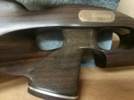 En madera de palisandro, alta calidad y acabados, ajusta perfectamente en la Steyr indicada.
Culatin de 12