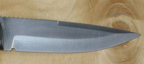 Cuchillo de monte con funda de cuero.
Longitud total: 31 cm. 
Longitud de la hoja: 15,5 cm.

rebajado 02