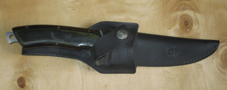 Cuchillo de monte con funda de cuero.
Longitud total: 31 cm. 
Longitud de la hoja: 15,5 cm.

rebajado 01