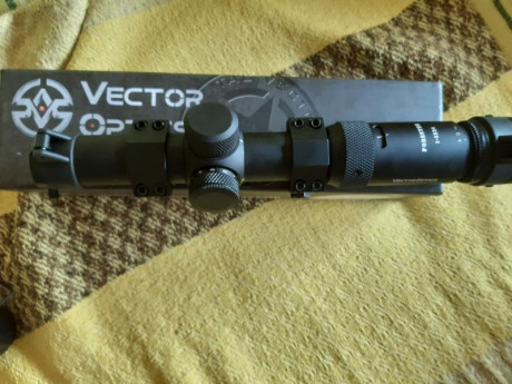Hola cambio visor de batida Vector Optics  1-5x24 con reticula iluminada con las monturas completamente 01