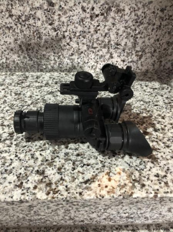 Se vende binocular de visión nocturna en perfecto estado de funcionamiento y con unas 20 horas de uso. 02