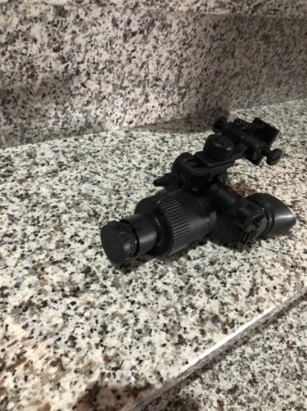 Se vende binocular de visión nocturna en perfecto estado de funcionamiento y con unas 20 horas de uso. 01
