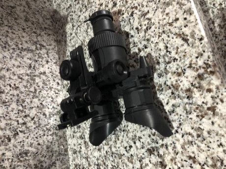 Se vende binocular de visión nocturna en perfecto estado de funcionamiento y con unas 20 horas de uso. 12