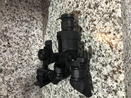 Se vende binocular de visión nocturna en perfecto estado de funcionamiento y con unas 20 horas de uso. 11