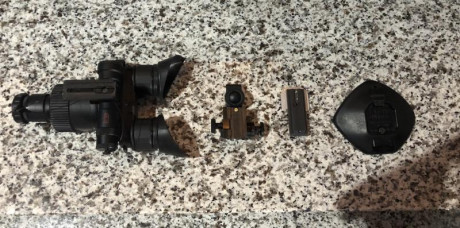 Se vende binocular de visión nocturna en perfecto estado de funcionamiento y con unas 20 horas de uso. 10