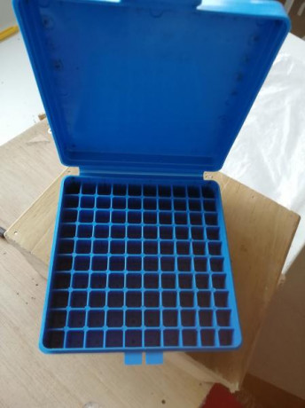 Vendo caja portamunición Dilon para 100 cartuchos de 9mm. 4€ más 5€ del envío.

 Tel.658838629  00