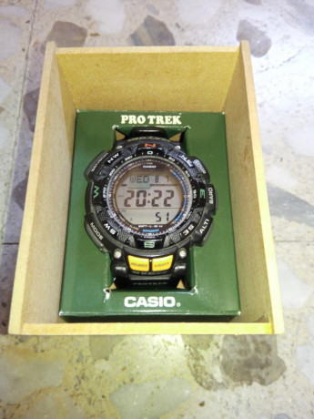 Vendo reloj  Casio PRO TREK PRG-240  en buen estado, con su caja original y manual.

Funciones:

- Iluminador 00