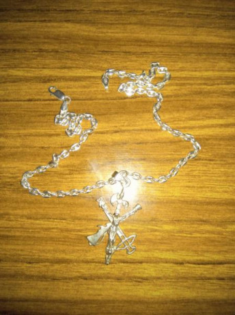Vendo Cruz del Cristo de la Legión, tamaño grande (5x3), con cadena (46cm), en plata de ley.

   VENDIDO 00
