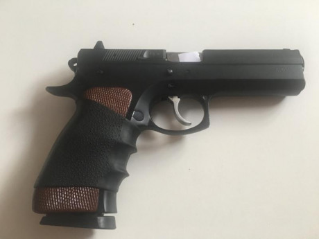 Cz97b (vendida)calibre 45 no más de 500 disparos y Smith&Wesson 9mm. Cz-450€ y s&w 225€. Guiadas 00