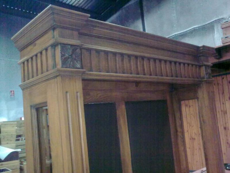 Mueble armero realizado en madera maciza barnizado a mano en color nogal
Precio: 1000 € (precio negociable) 02