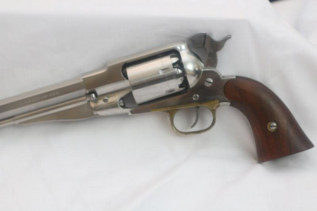 Revolver modelo Remington 1858 en acero inoxidable del calibre 44 y fabricado por F. Pietta.
No se ha 01