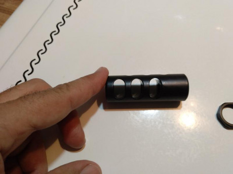 Vendo freno de boca para rifle ,rosca M18/1 , de acero ,para calibre 30.   Precio 60€ 02