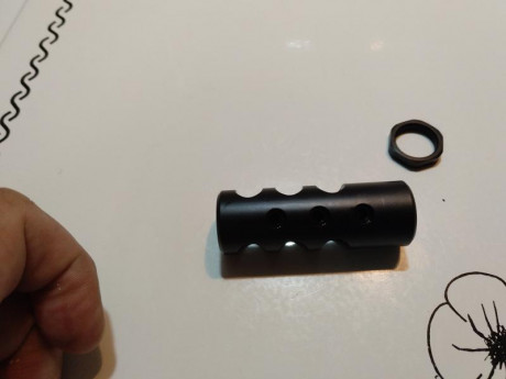 Vendo freno de boca para rifle ,rosca M18/1 , de acero ,para calibre 30.   Precio 60€ 01