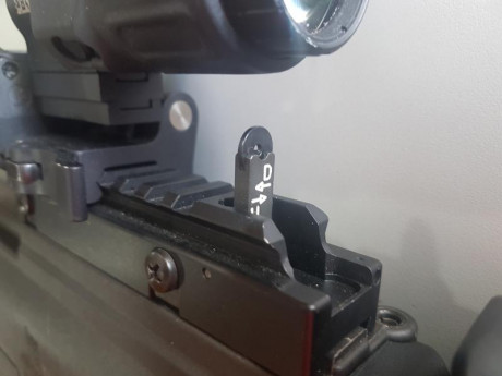 Hola, por dejar de usar el G36 vendo:

 Un Rail superior picatiny original de HK, con miras abatibles, 122