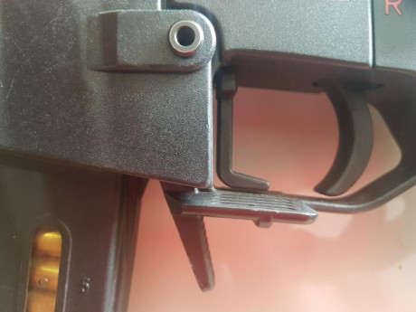 Hola, por dejar de usar el G36 vendo:

 Un Rail superior picatiny original de HK, con miras abatibles, 131