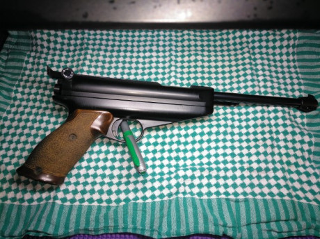 Hola, 
vendo pistola FWB 65,  esta en muy buenas condiciones,  con mínimos signos de uso, (como nueva 20