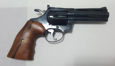 ***RETIRADA DE LA VENTA***

Vendo cachas de madera validas para Colt de armazón D (Colt Diamondback, Colt 02