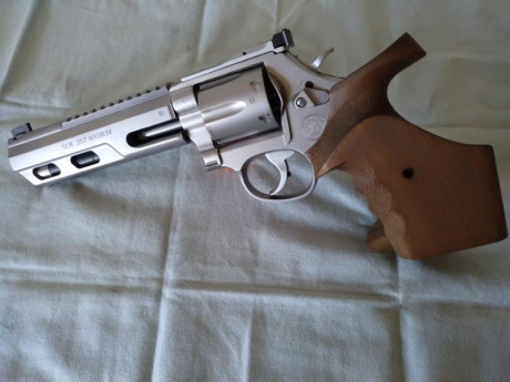 Hola, vendo este excepcional revolver, despues de pensarlo mucho y asumir el coste emocional de perderlo.
Está 01