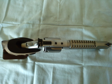 Hola, vendo este excepcional revolver, despues de pensarlo mucho y asumir el coste emocional de perderlo.
Está 12