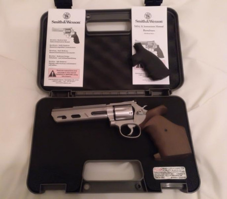 Hola, vendo este excepcional revolver, despues de pensarlo mucho y asumir el coste emocional de perderlo.
Está 10