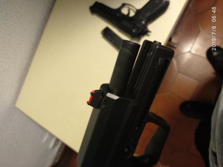 Vendo hk usp 9mm con 5 cargadores, mirillas nitrilo, y puntero laser. Muy nueva, pocos tiros, casi sin 01
