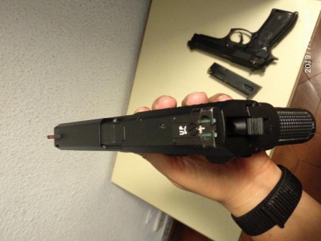 Vendo hk usp 9mm con 5 cargadores, mirillas nitrilo, y puntero laser. Muy nueva, pocos tiros, casi sin 00