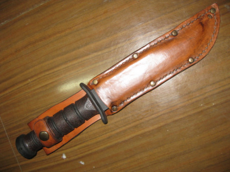 CUCHILLO KABAR de la casa IMI de entrenamiento de goma con funda de cuero vintage 25€, envío 10€ por mensajería. 00