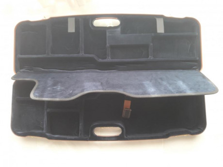 Hola, buenos días, se vende maletín para escopeta Blaser, se trata del maletín en ABS de lujo. Puede llevar 00