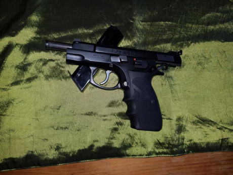 Vendo cz75b por 250 euro porte incluido .con dos juegos de miras dos cargadores y maletin nunca se ha 02