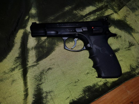 Vendo cz75b por 250 euro porte incluido .con dos juegos de miras dos cargadores y maletin nunca se ha 01