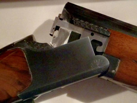 Escopeta de caza Browning, made in Herstal año 1977. Peso: 3,240kg. El conjunto báscula-culata, prácticamente 00