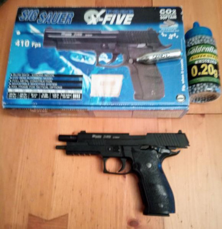 Vendo pistola semiautomática de CO2, marca Sig Sauer P 226  X-FIVE, toda de metal, lanza bolas de 6 mm, 02