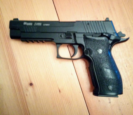 Vendo pistola semiautomática de CO2, marca Sig Sauer P 226  X-FIVE, toda de metal, lanza bolas de 6 mm, 01