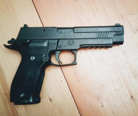 Vendo pistola semiautomática de CO2, marca Sig Sauer P 226  X-FIVE, toda de metal, lanza bolas de 6 mm, 00