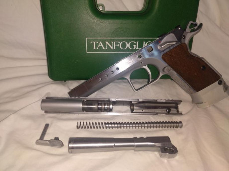INCLUIDO:

· Pistola Tanfoglio Limited Custom 9x19 mm + 1 cargador + protector de tela.
· 2 cargadores 00