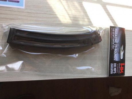 Hola, vendo cargador para MP 5 calibre 22 Lr nuevo y en su bolsa sin abrir. Precio 60 euros. Está en Madrid. 01