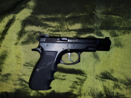 hola vuelvo a rebajar mi cz75b con dos juegos de mira maletin y dos cargadores.en 220 euros.tf: 654372033 01