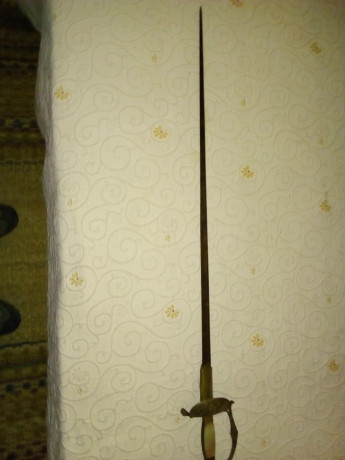 ¿Alguien sabe algún detalle de ésta arma?  Procedencia, antigüedad, etc..
La hoja mide 80 cms. y el largo 00