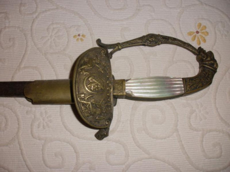 ¿Alguien sabe algún detalle de ésta arma?  Procedencia, antigüedad, etc..
La hoja mide 80 cms. y el largo 20