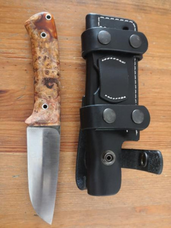 Cuchillo artesanal en acero 80crv2 emcabado en una preciosa madera estabilizada con separadores rojos 02